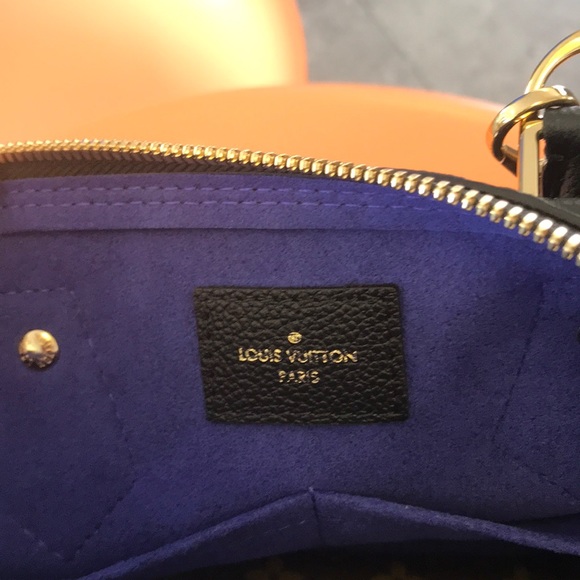 Louis Vuitton - Picture 6 of 7